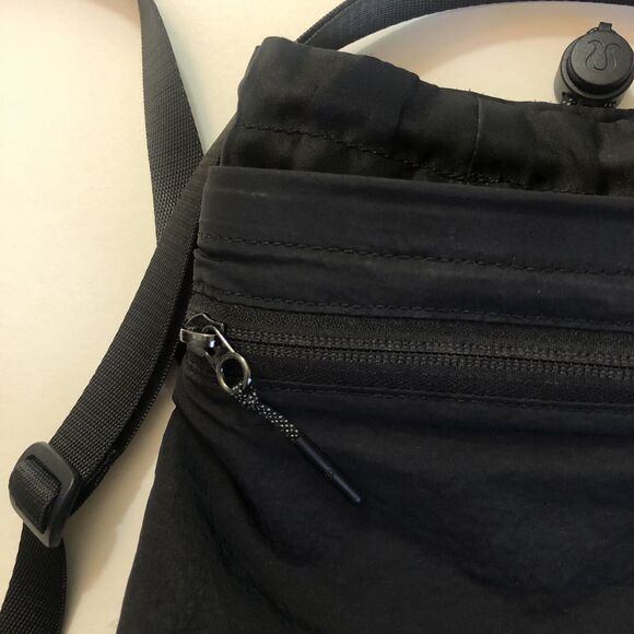 Lululemon Water Bottle Crossbody Bag Black 2.5L Adjustable Strap Travel Hiking - Picture 3 of 8